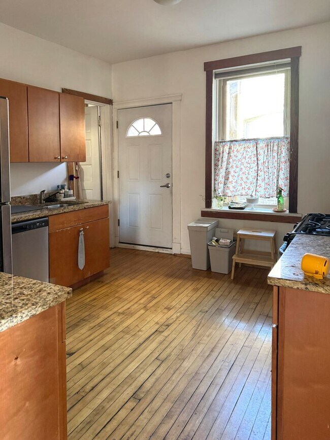 Building Photo - Ukrainian Village 2 Bedroom. Bright and Sunny. Big Bedrooms, Exposed Brick. Central HVAC. Free Fa...