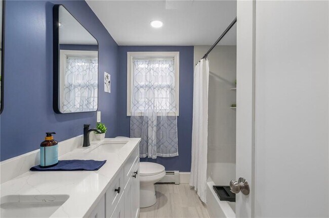 Building Photo - 33 Moorland Ave