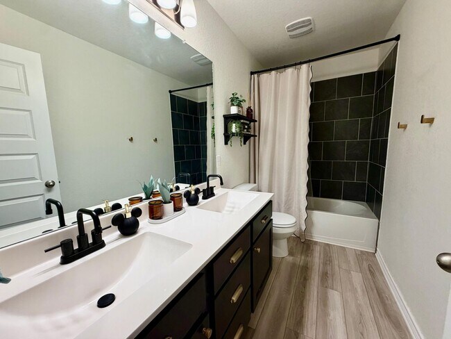Building Photo - Exceptional 4BR, 3BA Home in Desirable Knox Ridge