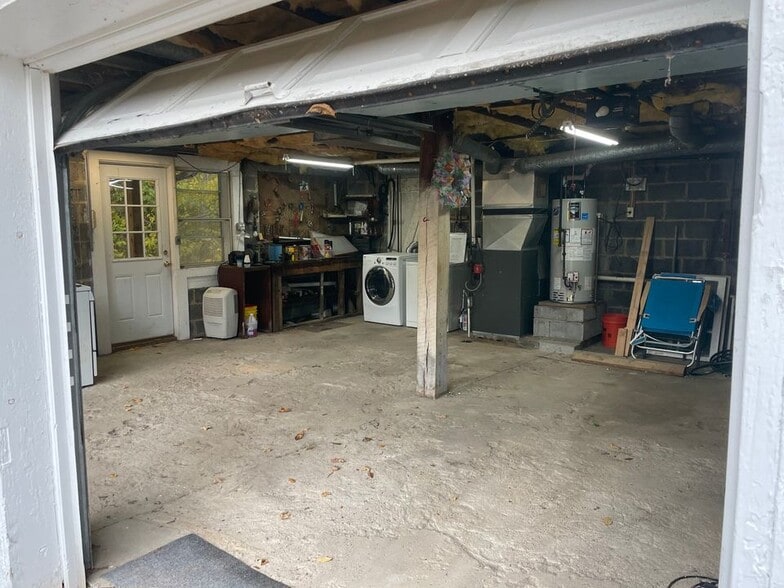 Garage - 235 Russia Rd