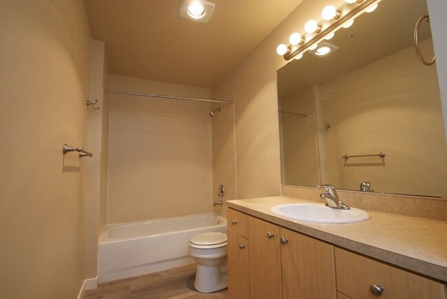 Building Photo - 4902 Aurora Ave N