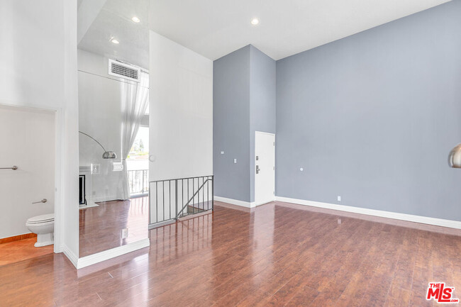 Building Photo - 815 N Las Palmas Ave