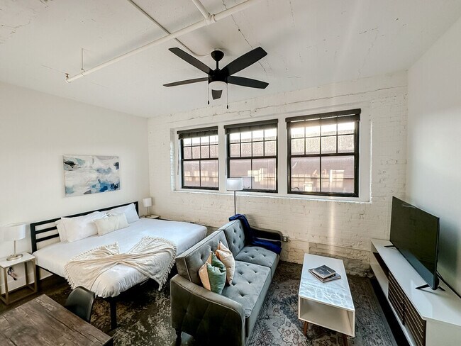 Building Photo - 701 E 2nd St N