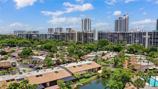 Building Photo - 2751 Parkview Dr S