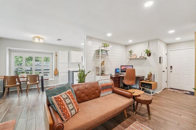 Building Photo - 1213 S Trace Dr