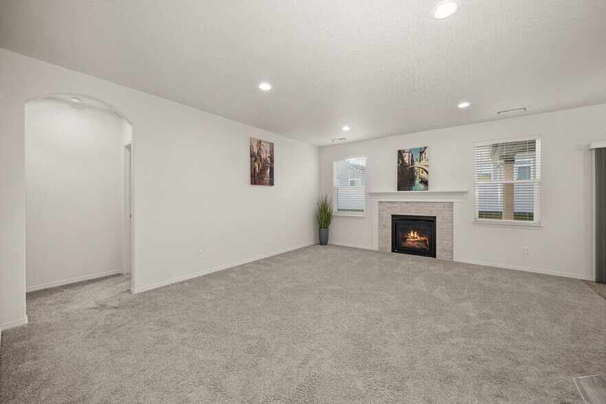 Building Photo - 824 S Bulldog St