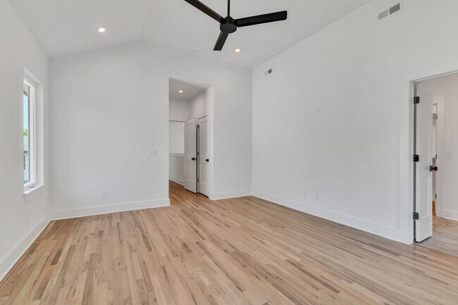 Building Photo - 5917 Robertson Ave