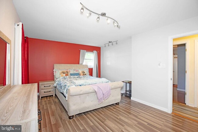 Building Photo - 12611 Valleywood Dr
