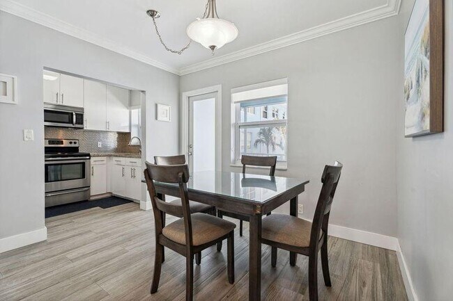 Building Photo - 315 Van Buren St