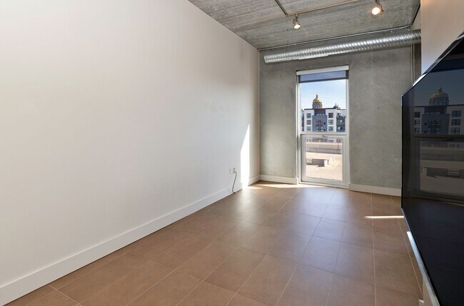 Building Photo - 309 E 5th St