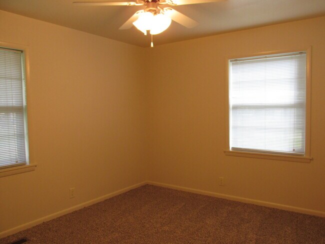Building Photo - ***342 SW D Street***