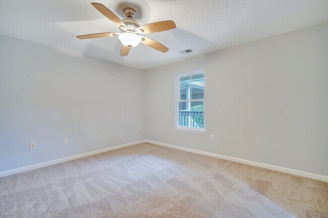 Building Photo - Stylish Condo On Hilton Head Island – Available Now!