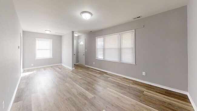 Building Photo - Aberdeen - 3 and 1 baths Available!