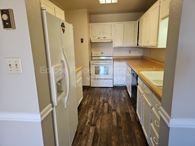 Building Photo - 9 River Dr