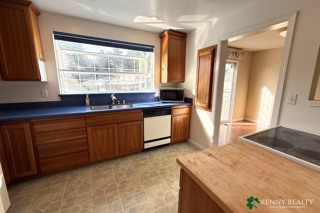 Building Photo - Spacious 3-Bedroom Home in Desirable Neighborhood in South San Francisco
