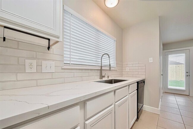 Building Photo - 5711 Silver Oak