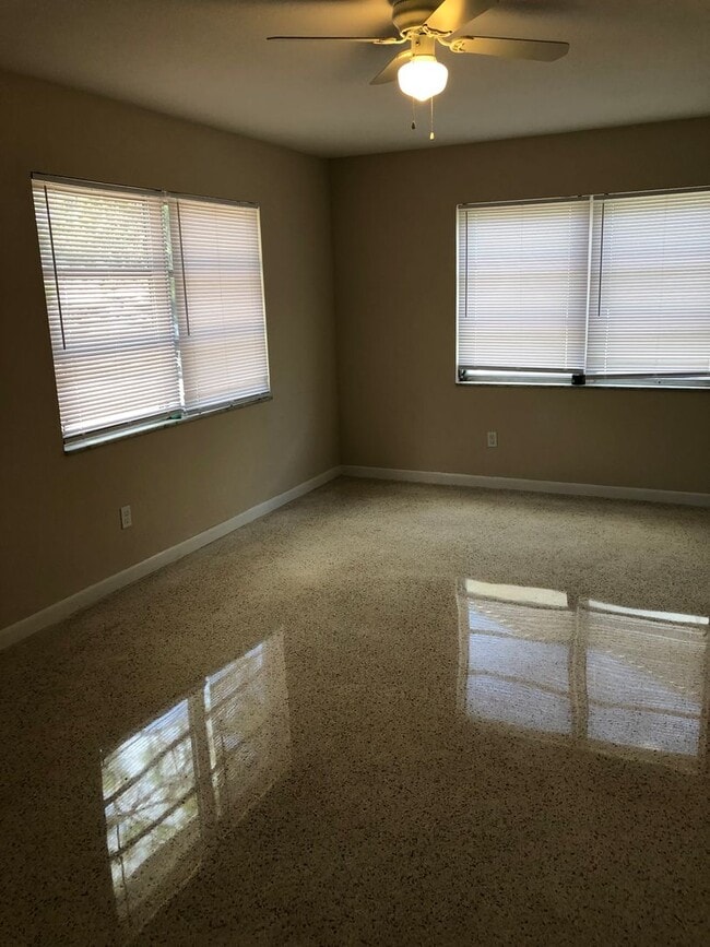 Building Photo - Quaint 2/1.5 bath home