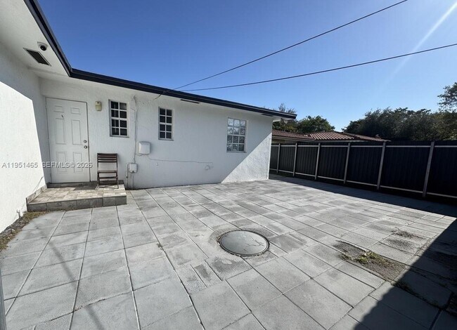 Building Photo - 10504 SW 77th Ct