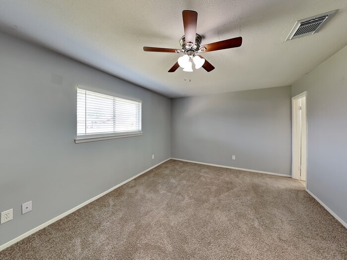 Building Photo - 722 E Brown Ln