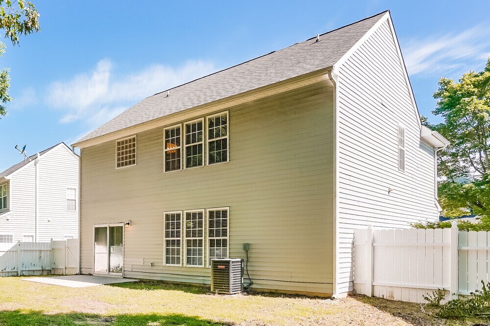 Building Photo - 8015 Marsh Hollow Dr