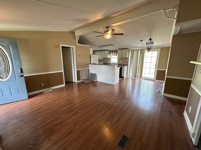 Building Photo - Christiansburg, 3 BR / 2 BA Available Now