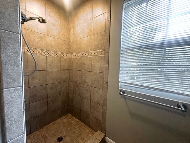 Building Photo - 5 Bed/ 3 Bath