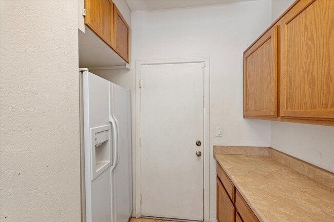 Building Photo - Centrally located Townhome/Fenced Yard