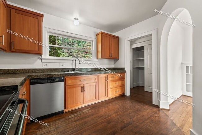 Building Photo - Modern Mediterranean 2 Bed/2 Bath with plenty of space - Pet Friendly!