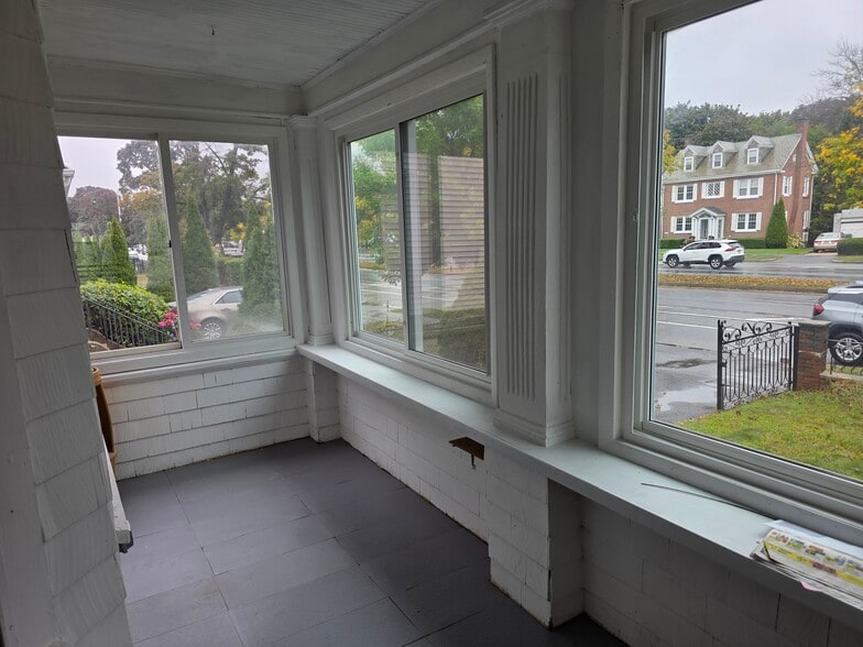 Building Photo - 1028 Fellsway