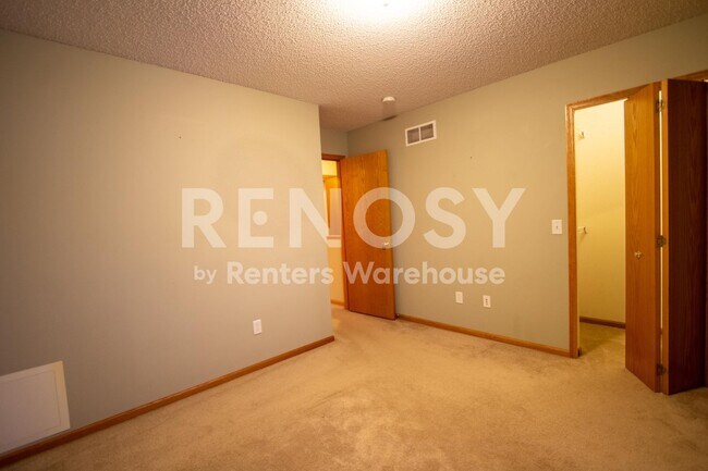 Building Photo - Available August 8 - 2 Bed/1.5 Bath Townhome in Prior Lake