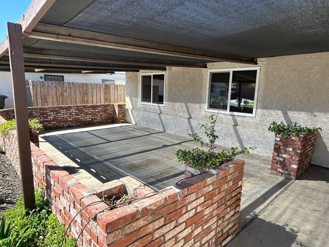 Building Photo - Don't miss out in North Hanford! 3 bedroom 2 bath with solar!