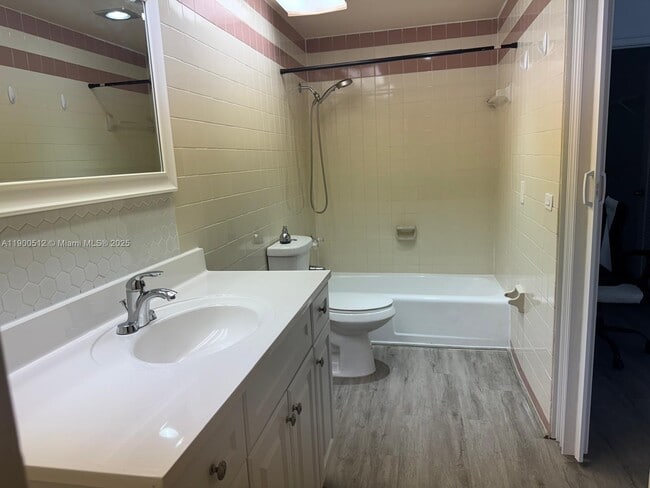 Building Photo - 9155 Fontainebleau Blvd