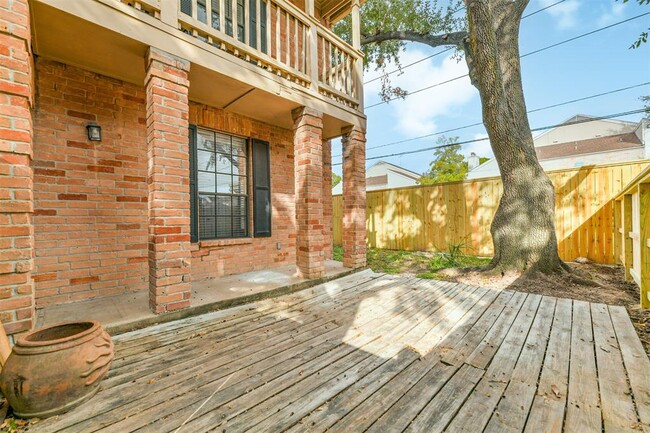 Building Photo - 2255 Braeswood Park Dr