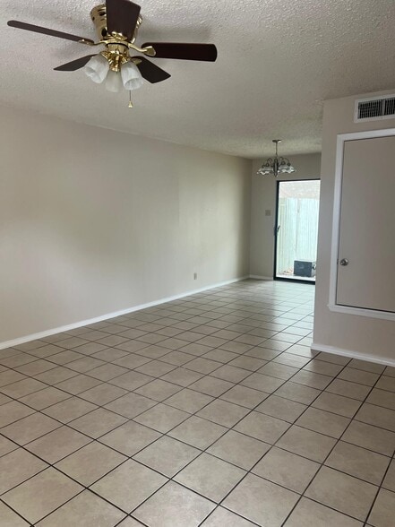 Building Photo - 909B Castle Heights Dr