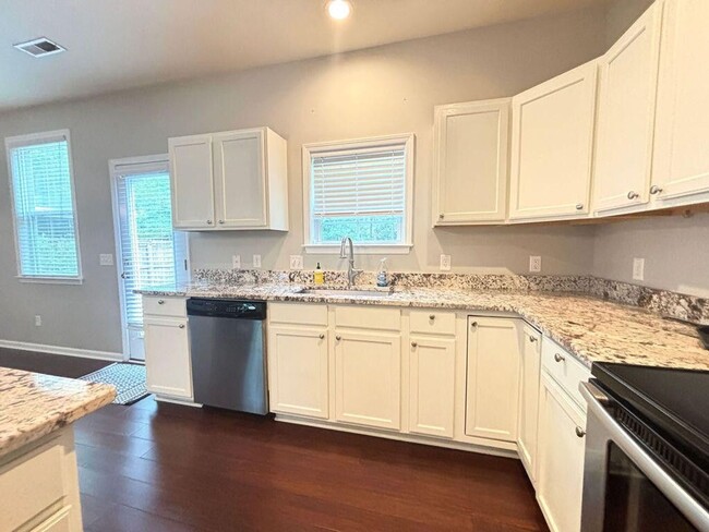 Building Photo - Available Now-Beautiful 4 BR/3BA Home