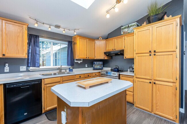 Building Photo - 60289 Cinder Butte Rd