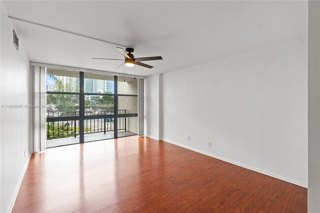 Building Photo - 800 Parkview Dr