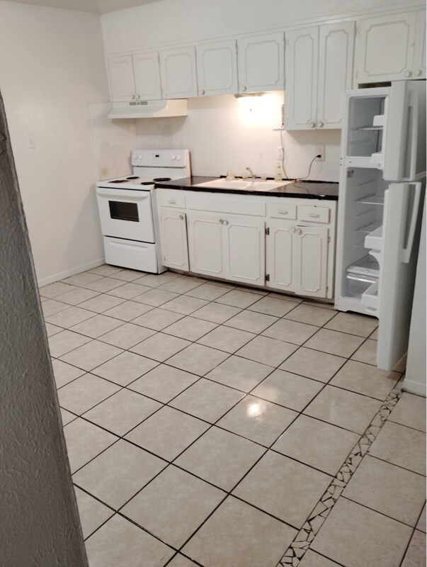 Building Photo - 414 E Avenue A