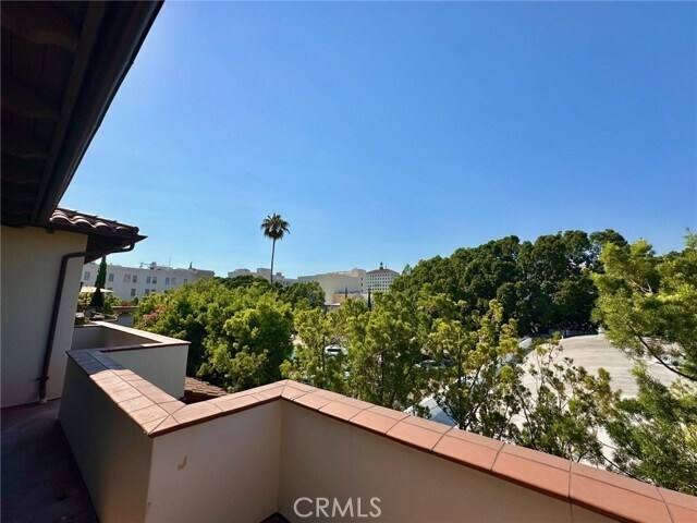 Building Photo - 108 S El Molino Ave
