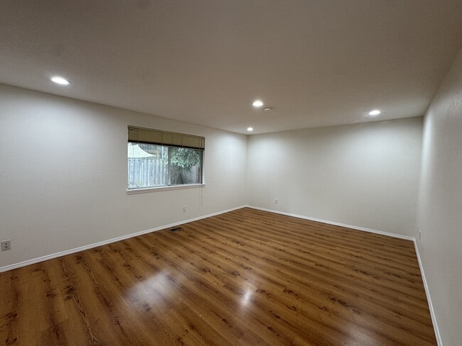 Building Photo - 13235 SW Barberry Dr