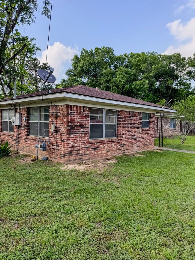 Building Photo - 109 Lakeway Dr