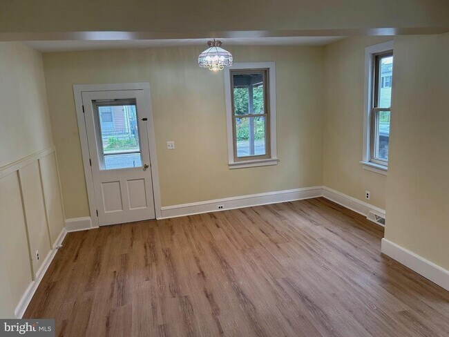 Building Photo - 19 E Millbrooke Ave