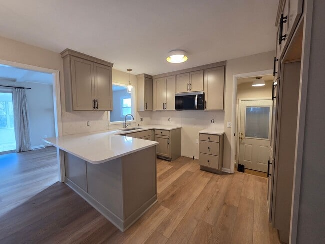 Building Photo - Beautiful 4 bedroom in Forest Hills