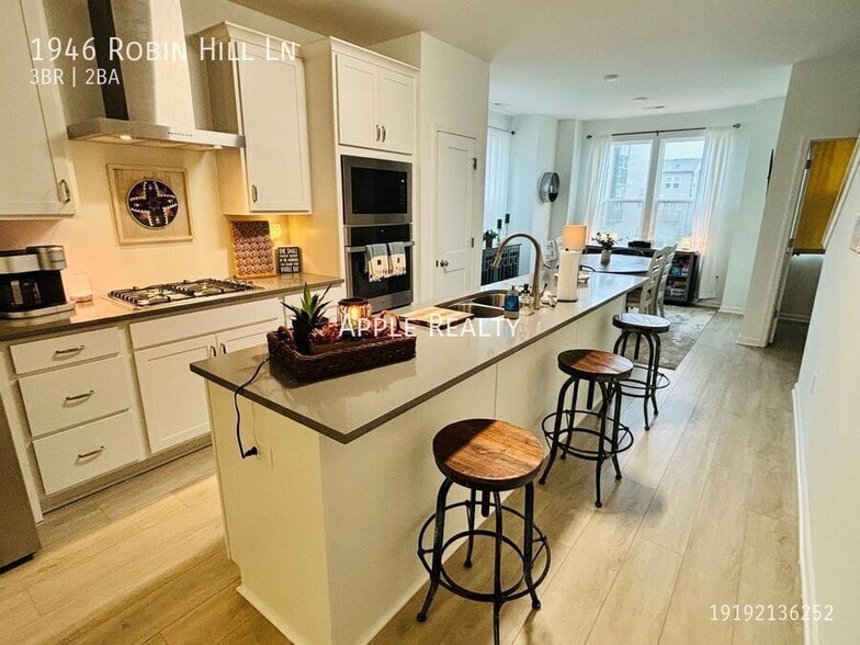 Building Photo - 1946 Robin Hill Ln