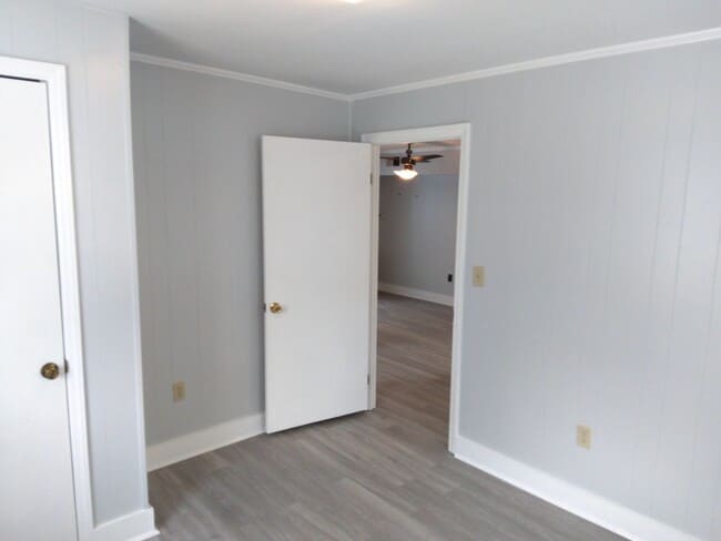 Building Photo - Walk to the Beach, 2 Bedroom, 1 Bath, Unfurnished Condo, Utilities Included!