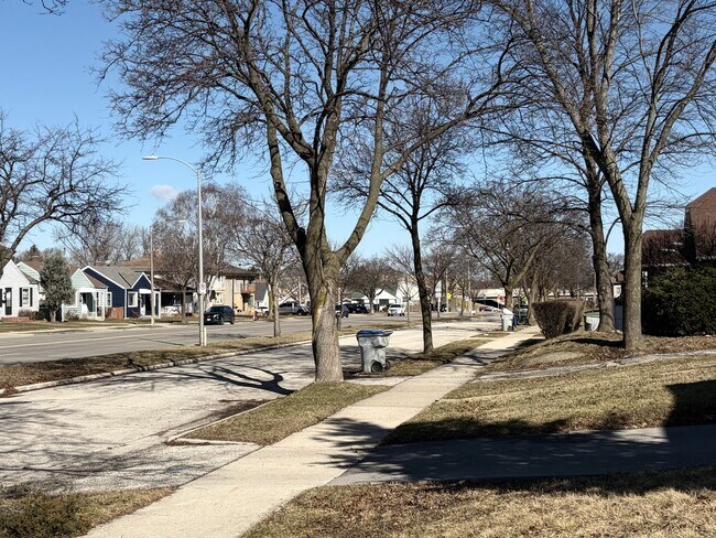 Building Photo - 516-518-518 S 70th St