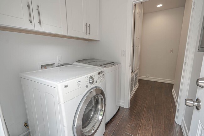 Building Photo - Woodland Hills Single Story 3 Bedroom Home...