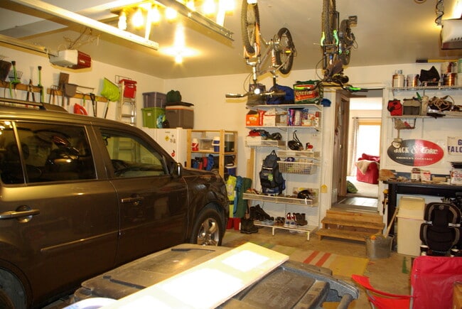 Building Photo - 6bed/4bath oversized 2 car garage fenced in back yard Cheyenne Mountain School District