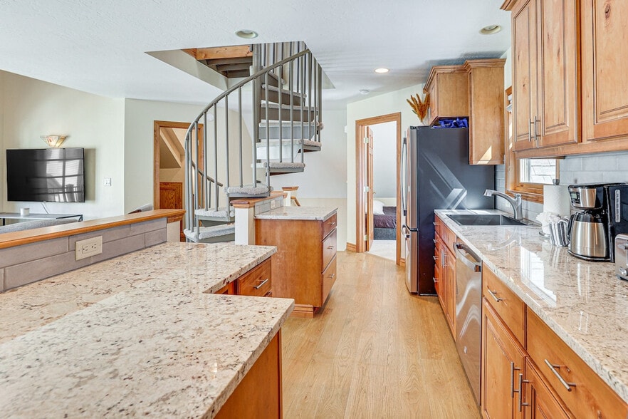 Building Photo - 304 N Main St