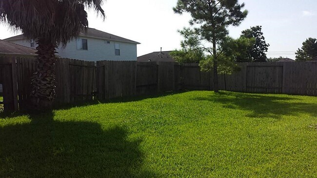 Building Photo - 2015 Foxhill Dr